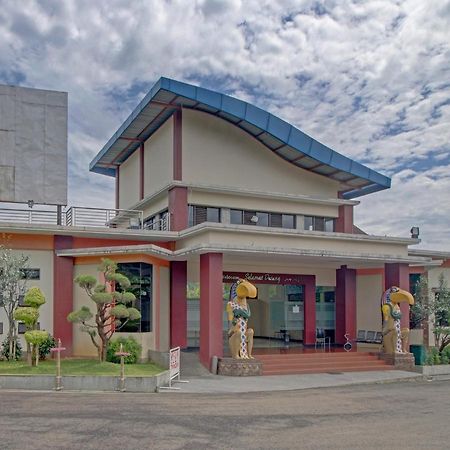 בנדר למפונג Oyo 89997 Hotel Bumi Kedaton Waterpark מראה חיצוני תמונה
