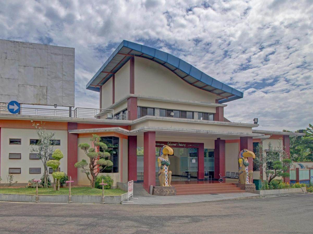 בנדר למפונג Oyo 89997 Hotel Bumi Kedaton Waterpark מראה חיצוני תמונה
