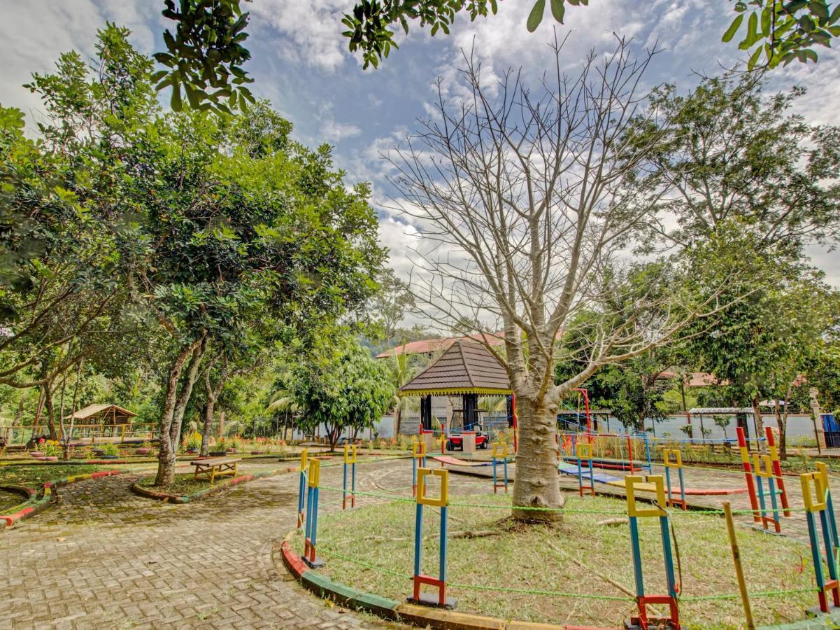 בנדר למפונג Oyo 89997 Hotel Bumi Kedaton Waterpark מראה חיצוני תמונה
