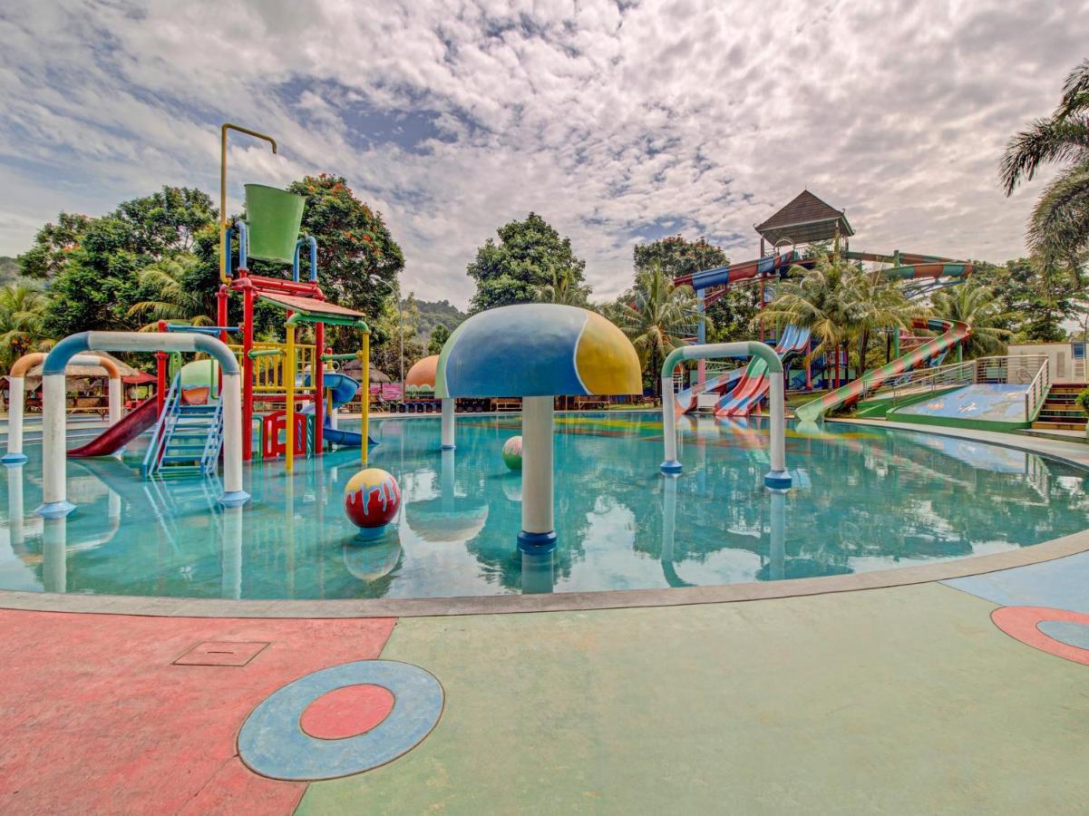 בנדר למפונג Oyo 89997 Hotel Bumi Kedaton Waterpark מראה חיצוני תמונה