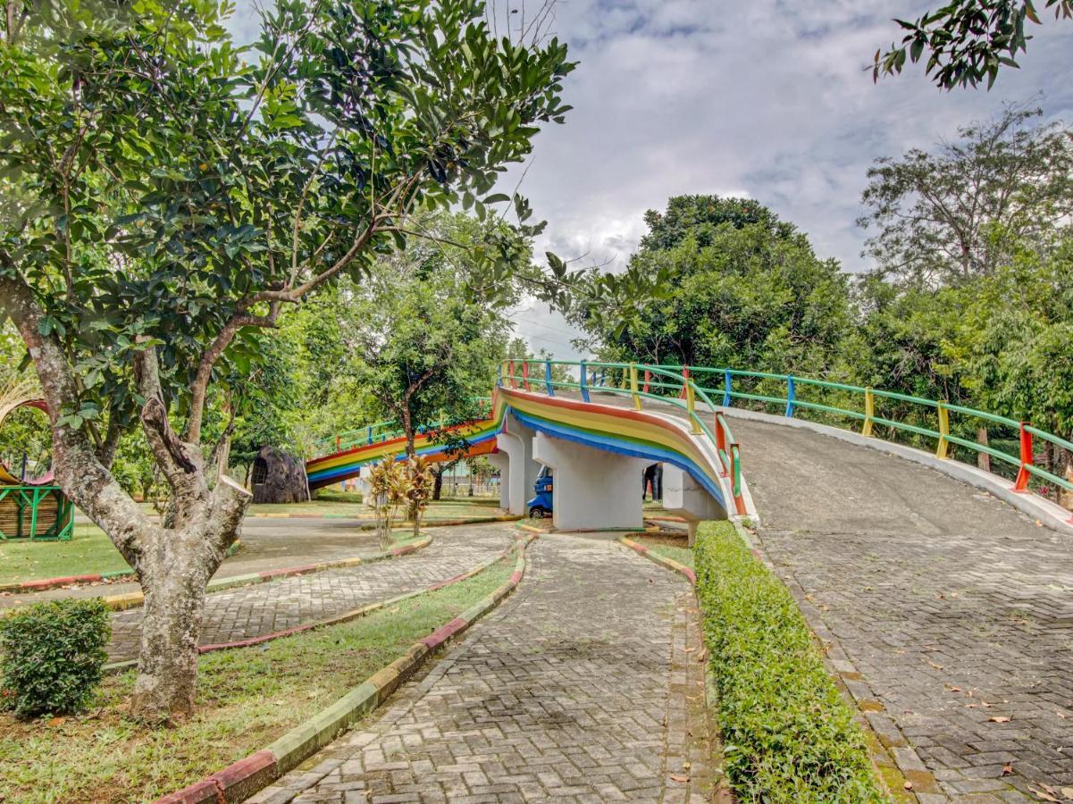 בנדר למפונג Oyo 89997 Hotel Bumi Kedaton Waterpark מראה חיצוני תמונה